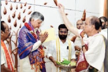 ఇంద్రకీలాద్రిపై 6 నుంచి కుంభాభిషేకం... చంద్రబాబుకు ఆహ్వానం.